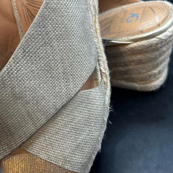 Andrew Geller Gold Fabric Open Toe Slip On 3” Wedge Heel Sandal Women’s Size 8 - Picture 3 of 16